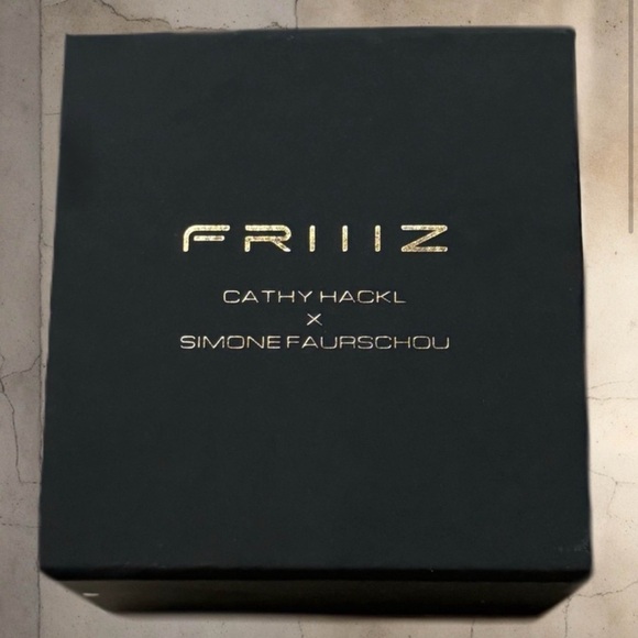 VERSELUXE • Cathy Hackl x Simone Faurschou Frills Metaverse NFC Chip Bracelet - Picture 5 of 5